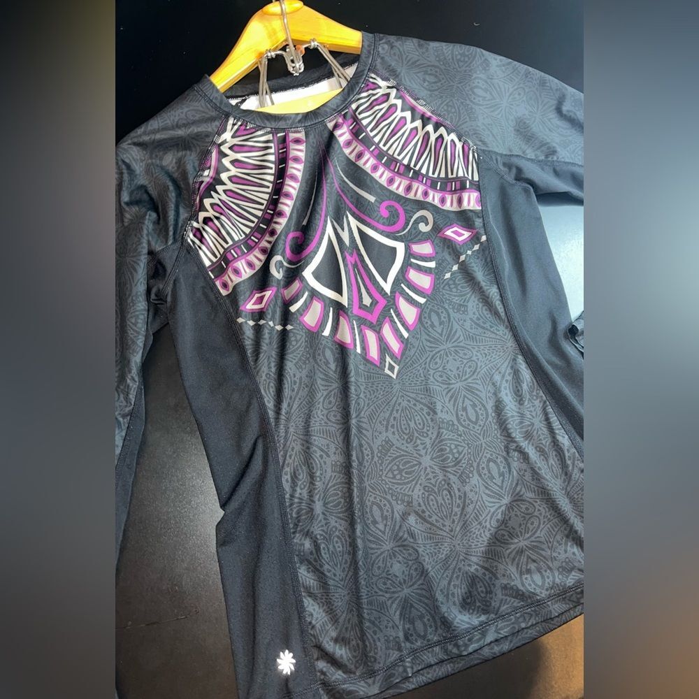 Athleta Cool Down Long Sleeve Crew Shirt in Black Size Médium EUC